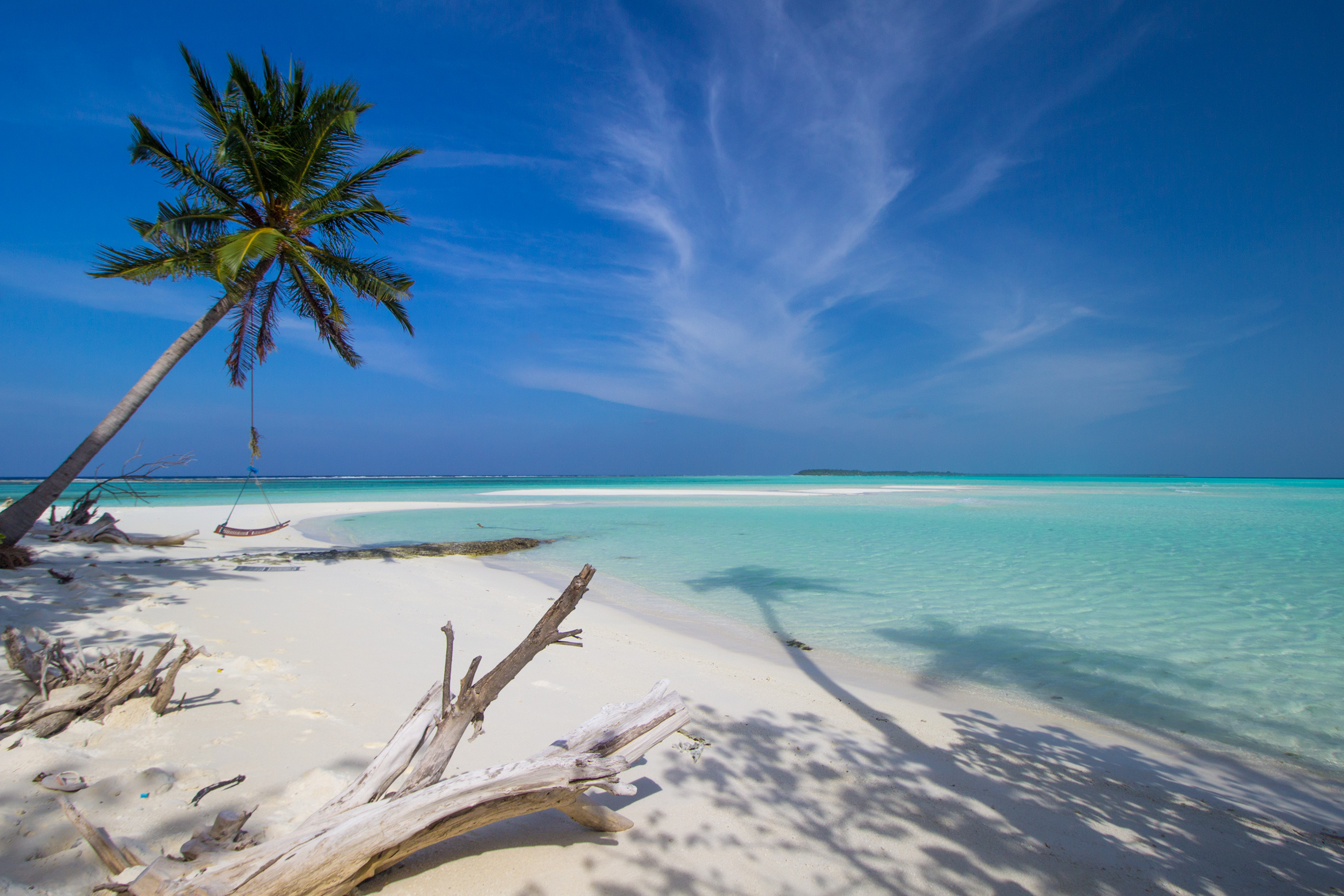Пляж с качелями на острове Фуладу на Мальдивах